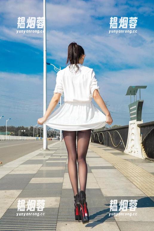 AISS爱丝(钻石版) - 松果儿的JK写真：谁能抵挡这种俏皮呢？