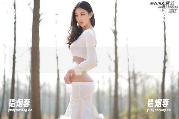 AISS爱丝(黄金版) - 滑板少女图集，让我思考：我和滑板就差一个索菲的搭配了。