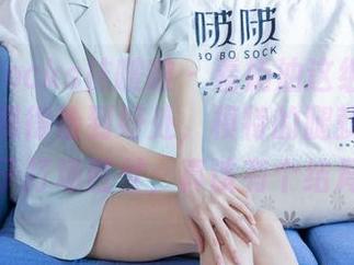 BoBoSocks袜啵啵 – 看奶油这组黑棉袜作品，黑得恰到好处，模特的腿就像要跟袜子打场胜仗，真该有个结局。