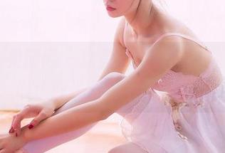 GIRLT果团网 – 这是黄歆苑的裸足合集，谁还敢说光脚丫不能撩？