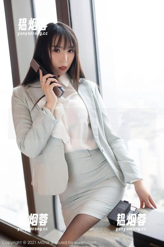 MiStar魅妍社-Miki兔 MiStar魅妍社 - Miki兔的美腿在这张美图上,天然的优雅感透过屏幕扑面而来。