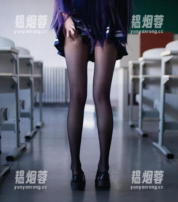 Sakiiii翎柒 Sakiiii翎柒与蕾丝睡衣的互动:穿着它,看着冰淇淋,我会选择哪个?