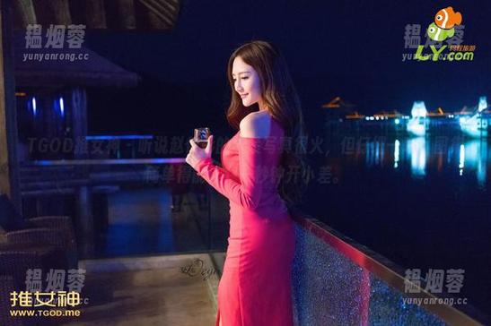 TGOD推女神 - 听说赵伊彤的泳装写真很火，但仔细一瞧，图集简单得能让我一秒钟开小差。