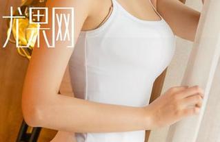 UGirls尤果网 – 看！这就是乔依琳如何把一件白衬衫穿出N种可能。