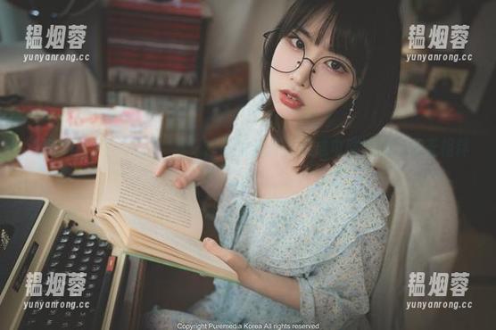 说到Uhye(이유혜)，我只想把她的美脚做成电脑壁纸，天天相伴！