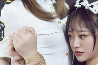 丽柜 – 潘潘的泳池私房消费：你见过这种蹭泳的姿势吗？