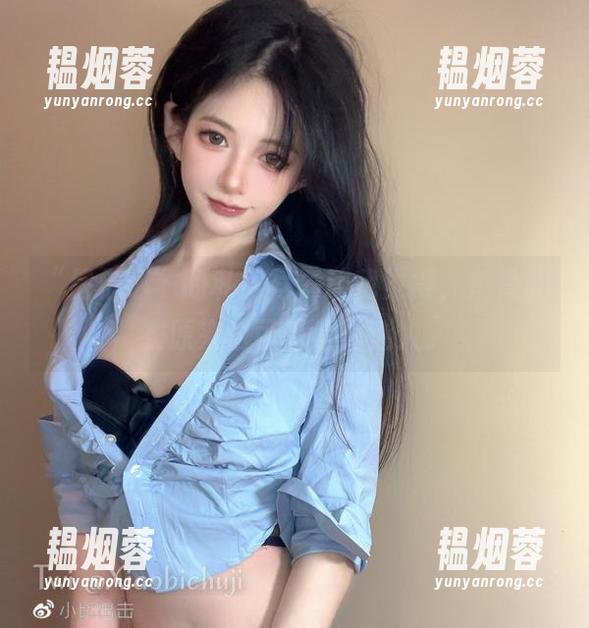 “倦倦喵”的私房写真让我觉得，鱼骨胸衣原来也可以这么迷人。