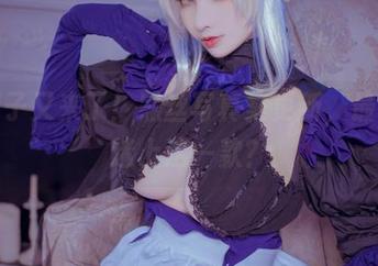 凉凉子又来了！黑丝写真集更新，最近又迷上这一款？