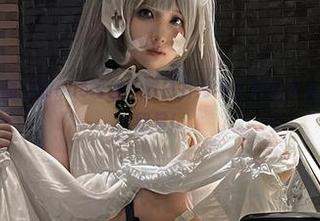 谁能抵挡小和甜酒的cos诱惑？明日方舟年夕旗袍双人御守值得慢慢欣赏！