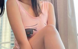 微密圈 – 看，张思允穿着黑丝与制服，在最新照片里优雅游走。