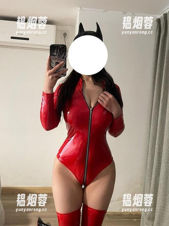 微密圈 - 全套是可馨吖的翘臀白袜图片，我发现我正努力地和理智进行斗争，暗戳戳想把她存到手机里。