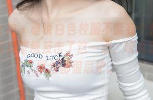 梦丝女神 – 谁说白色校服不能有个性？灵唯用写真壁纸反击了这一点，听说粉色和黑色都很忌妒。