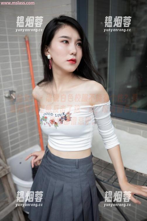梦丝女神 - 谁说白色校服不能有个性？灵唯用写真壁纸反击了这一点，听说粉色和黑色都很忌妒。