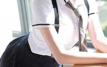 模范学院 – 韩静安的黑丝—高清之下，身体的沉默在悄悄对话。