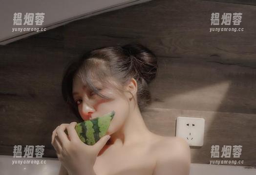 樱晚gigi，这图片里的惊鸿，就像空中一声轻吟，转瞬即逝。