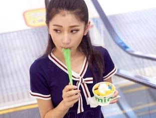 爱丝 – 免费下载何冉的睡衣，让你在闹钟响起时，也能优雅地翻身再睡五分钟！