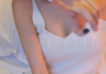 王羽杉的粉色连衣裙，高清美图一出，连旁边的小猫都直勾勾看！