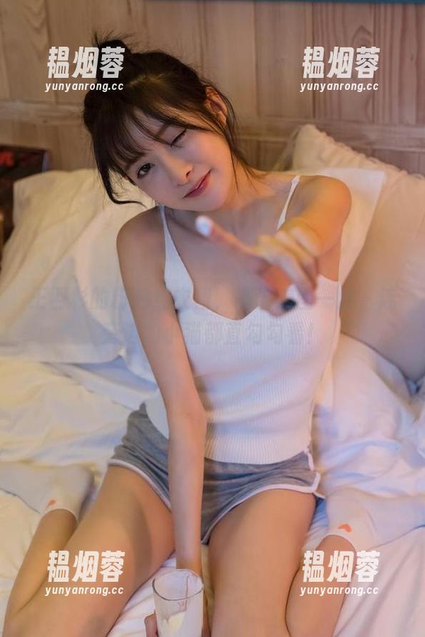 王羽杉的粉色连衣裙，高清美图一出，连旁边的小猫都直勾勾看！