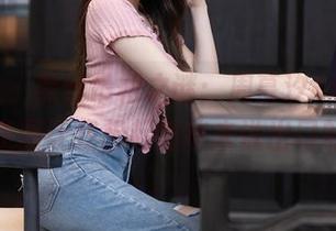 秀人网 – 黑丝吊裙之谜：周慕汐fairy和她的美图让我想起那些未说出口的想法
