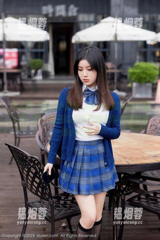 秀人网 - 目击小蛮妖_honey的高清校服写真，咋一看还以为是校园里的走错教室的小可爱…