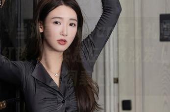 秀人网 – 当沐言yanyan穿上礼服，你以为是走红毯，其实是在我家沙发上！精选套图奉上！