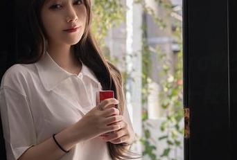 秀人网 – 原图揭晓，白微Sera的少女，身姿婀娜得好像随时要来一段舞。