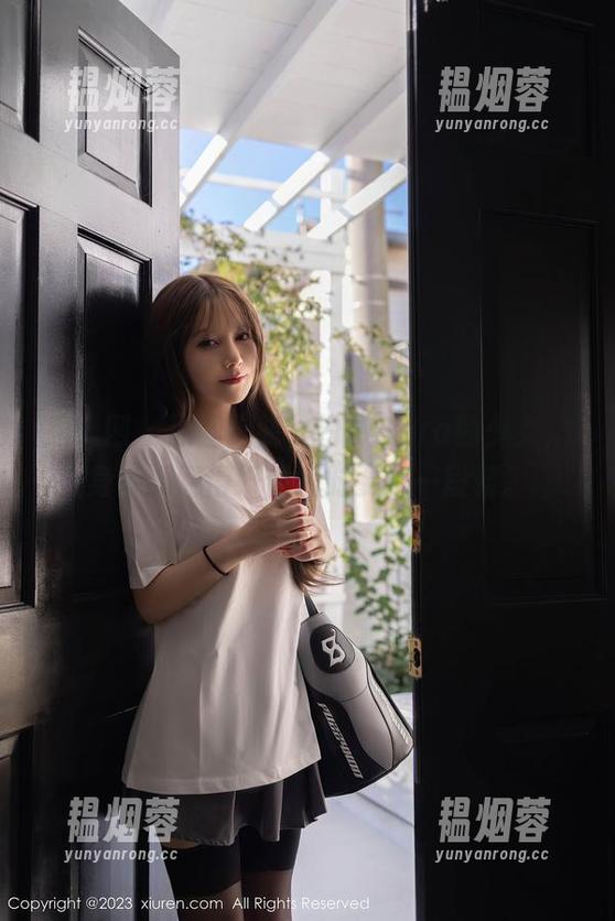 秀人网 - 原图揭晓，白微Sera的少女，身姿婀娜得好像随时要来一段舞。