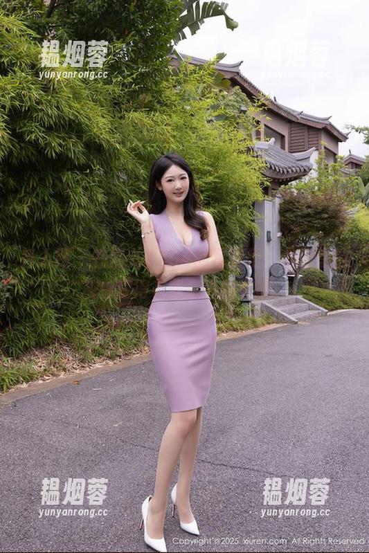 秀人网-雨儿1494 秀人网 - 在雨儿1494的写真里,办公室的灰白变得有些意外的有趣。