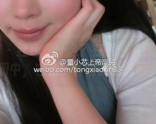 微密圈 – 红色是什么？在紫色哒豚豚的图册中，它是一种俏皮的暗示。