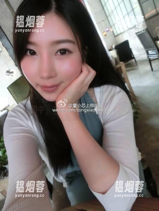 微密圈 - 红色是什么？在紫色哒豚豚的图册中，它是一种俏皮的暗示。