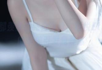让壁纸都羡慕的纯白写真，纸悦Etsu_ko的审美引发我疑惑