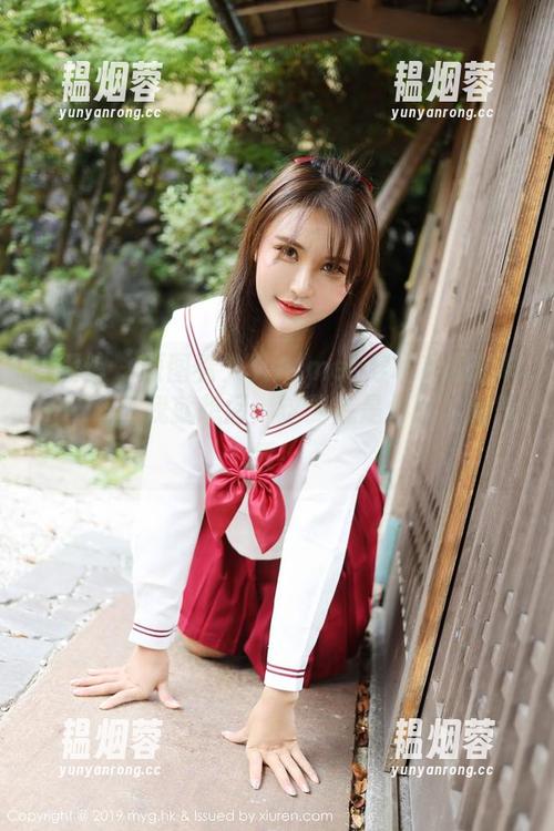 美媛馆 - 原图看久久Aimee穿水手服的样子，照片我就想问：这到底是什么神仙气质！