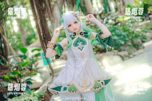 下载羽天shine的户外写真集，发现穿在草地上的小心思！