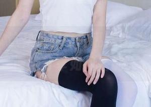 袜啵啵 – 这是小甜豆的私房比基尼，真想请她分享如何搭配。