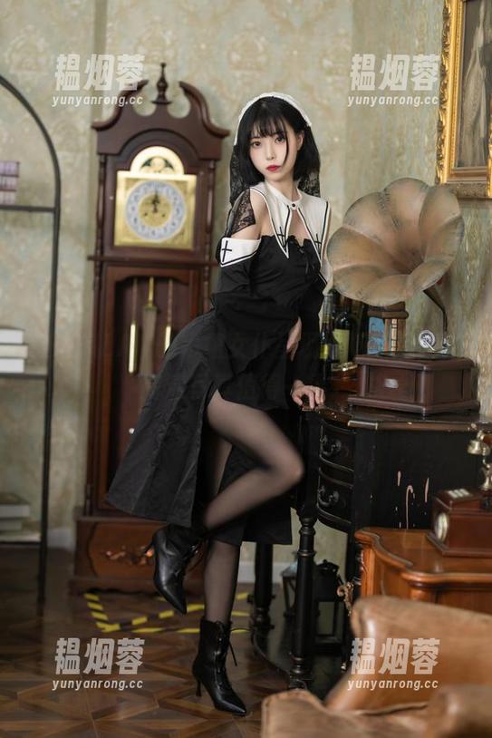 让许岚LAN的短裙女仆呈现职场新风貌，高清写真值得一看！