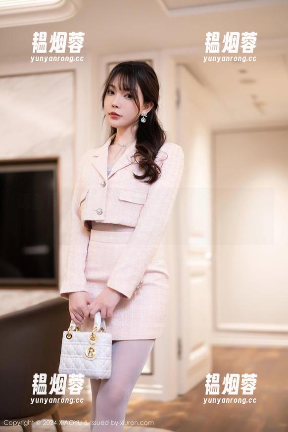 语画界-李丽莎 语画界 - 一半透明,另一半是李丽莎的个性,照片真有趣