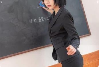 原图合集来了，逐月Su的“童话镇小红帽”让人不得不想象一下，她是不是也碰到了狼？