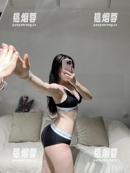 微密圈 - 铁锤姐姐的白裙最新写真：静谧与动感同框，怎么形容呢？