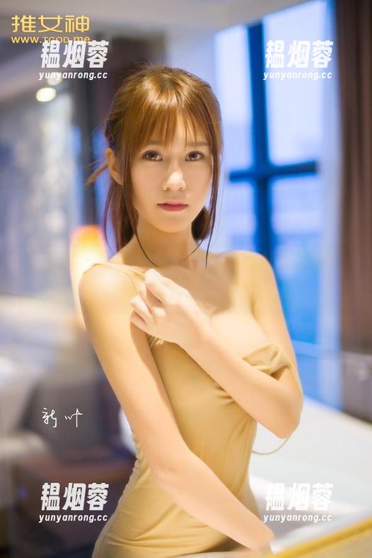 青豆客 - 可能是最令人惊艳的制服美图，王语纯轻松驾驭。