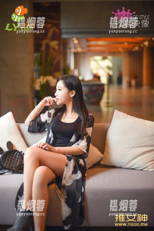 青豆客 - 黄歆苑chobits原图：她的职业装让人恨不得辞职去给她打工。壁纸还得再精致点。
