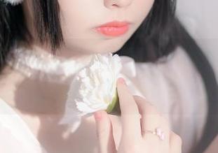 香川澪穿旗袍的私房写真，够优雅，但又有那么点谁也说不出的韵味。
