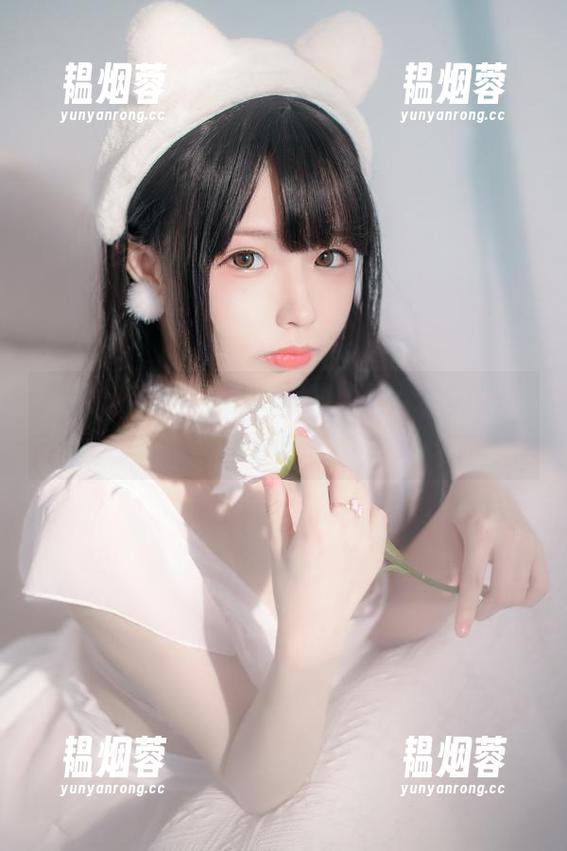 香川澪穿旗袍的私房写真，够优雅，但又有那么点谁也说不出的韵味。