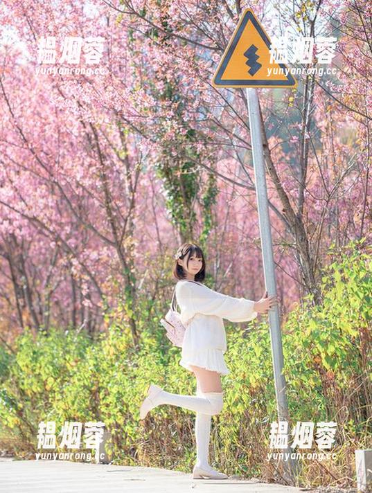 魔物喵nigisa 魔物喵nigisa发的这个自拍,真的像是在发出某种信号,虽然我没看明白,但还是停了下来。
