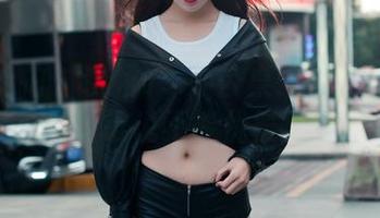 魔镜街拍 – 粉裙vs.办公桌：婷婷的日常私拍，谁说不能优雅工作？