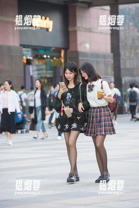 魔镜街拍-婷婷 魔镜街拍 - 包臀灰裙,夏日的风,婷婷把下午的闲适演绎成绝美写真,原图让我成为了可劲瞅的那个人。