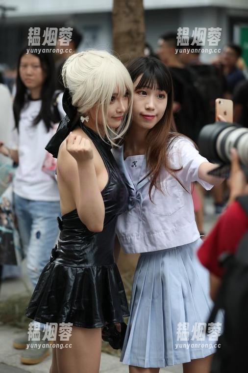 魔镜街拍 加入魔镜街拍,谁能拒绝这红裙小姐姐的“视线吸引能力”?